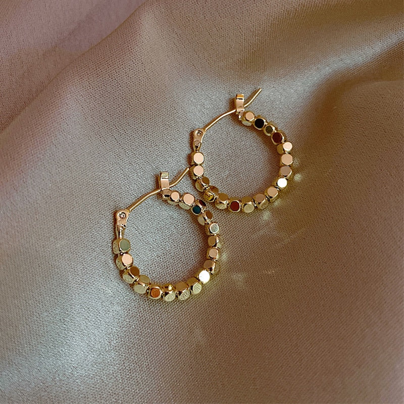 Aussagekräftige minimalistische Ohrringe in Gold- und Silberfarben mit gemischten massiven Herzanhängern - Street-Style-Koreanischer Modeschmuck