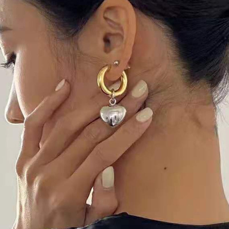 Aussagekräftige minimalistische Ohrringe in Gold- und Silberfarben mit gemischten massiven Herzanhängern - Street-Style-Koreanischer Modeschmuck